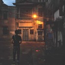 R？-