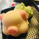 乖巧的像只小豬仔