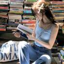 对方正在长头发。